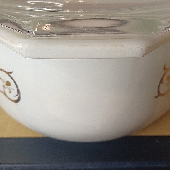 Pyrex Empire Goldtone Scroll Vines 1.5 QT Casserole Dish w/ Lid # 043 - Picture 3 of 14